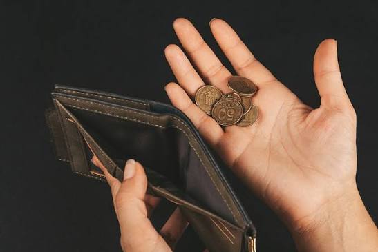12 Bad Money Habits That Quietly Keep You Broke