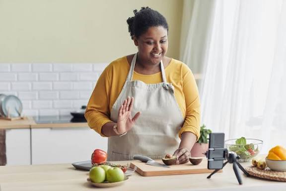 15 Side Hustles for People With Full-Time Jobs